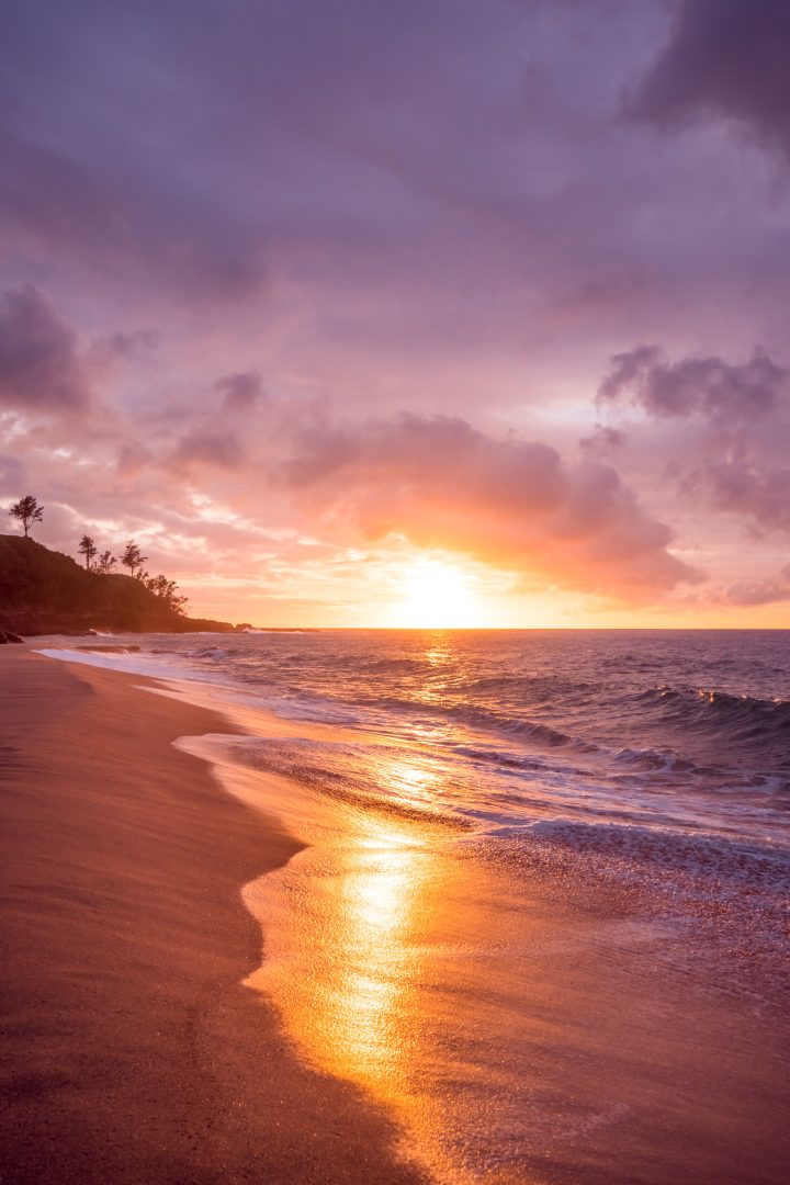 tropischer Sonnenuntergang am Meer